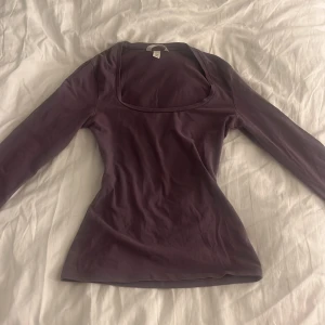 Söt lila topp!! - Säljs då den inte kommer till till användning längre 💘