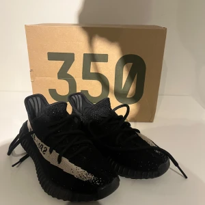 Yeezy 350 Oreo - Säljer mina Yeezys pga de är för små. De är inte använda sedan 2019 ungefär och de är mycket bra omhändertagna, boosten är lite smutsig men resten av skon är crisp skulle säga 8/10 skick. Priset kan diskuteras