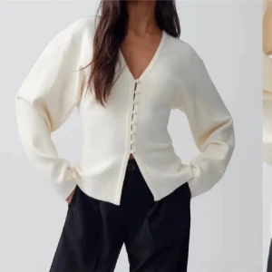 Vit kofta med knappar - Slutsåld kofta från Gina! Snygg vit kofta med knappar framtill och v-ringad design. Den har långa ärmar och en elegant passform. Den är bara använd en gång så ser ut som nyskick! Andra bilden är lånad skriv privat för egna bilder!💕