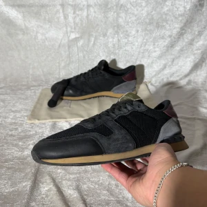 Valentino Rockrunner skor - Säljer nu dessa riktigt feta Valentino Rockrunner i fint skick, perfekt nu till hösten🍂🌇 | Passform: Storlek 43 | Kan mötas i Stockholm! | Dustabag och skosnören ingår! | PRIS KAN DISKUTERAS! | Hör av dig vid minsta fundering eller behov av mer bilder👊🏼😊
