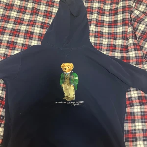 Polo bear hoodie - Mörkblå polo bear hoodie. Pris kan diskuteras vid snabb affär. Tveka inte att höra av dig om du har frågor😁