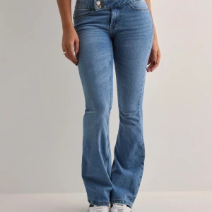 Blå bootcut jeans - Säljer mina low waist blå bootcut jeans. Tyvärr har jag split färg i knät som nu ser på sista bilden(lite små svarta fläckar) inget man tänker på annars. Från Vera Moda. Orginal pris ca 500. Pris kan diskuteras vid snabb förhandling.