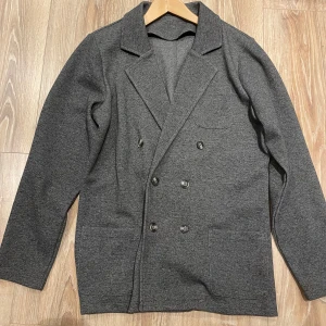 John Henric overshirt - Fint skick utan defekter. Snygg grå färg med dubbelknäppning. Priset är inte hugget i sten. Är i sotlek large och sitter som en large.