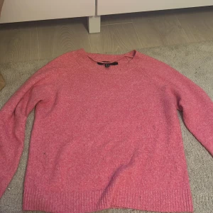 Rosa stickad tröja från Vero Moda - Säljer en söt rosa stickad tröja från Vero Moda. Tröjan har en klassisk design med långa ärmar och ribbstickade kanter. Perfekt för kyligare dagar och ger en mysig känsla. Passar bra till både jeans och kjol.