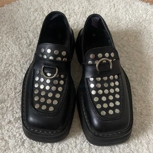 Eytys Phoenix loafers - Eytys Phoenix Loafers. Står storlek 38 i men passar mig som i vanliga fall har storlek 39! Sparsamt använda så i fint skick. Lite avskavt precis under hälen på båda (se bilder) men inget som jag någonsin känt av när jag haft dem på mig. 