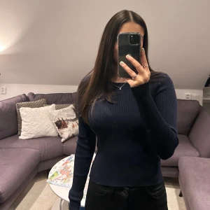 Mörkblå ribbad tröja - Säljer en mörkblå ribbad tröja från kapphal. Storlek XS,aldrig använd. Köparen står för frakten!💗