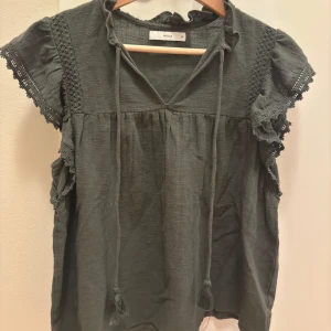 Mörkgrön blus  - Super fin mörkgrön blus från Pigalle med korta ärmar och spetsdetaljer😍