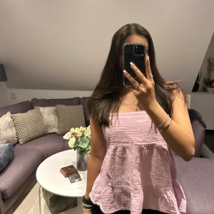 Rosa linne med öppen rygg - Säljer ett rosa linne med öppen rygg. Från Gina tricot i storlek S. Aldrig använd, köparen står för frakten!💗