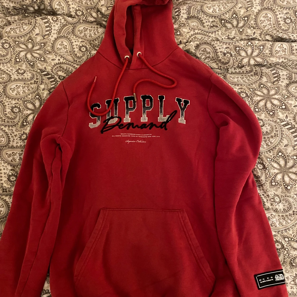 Röd hoodie och byxor från Supply & Demand