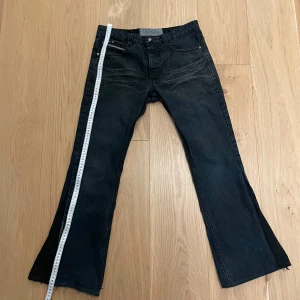 IDPDT&co flare jeans - Schyssta custom flare jeans  Bredd: 41 cm Längd: 101 cm Benöppning: 26 cm
