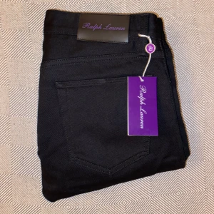 🟣Ralph Lauren Purple label 🟣 | Jeans  - Tja, säljer dessa exklusiva jeans från Ralph lauren purple lable. Max använda 1-3 gånger condion är 9.5/10. Nypris är ca 6000kr. Jeansen har en perfekt slim modell lik Anbass men med ett tjockare jeans tyg lika Jacob cohen & tramrossa, passar perfekt 30-29 i midjan. Tyvär är etiketten avklippt men skickas givetvis med. Tveka ej kontakta vid fler bilder eller frågor!😁