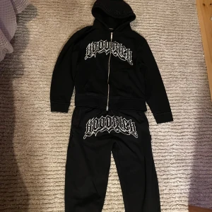 Hoodrich tracksuit - Tracksuit från hoodrich nyare kollektion, inga fläckar osv och både hoodie och byxorna är i storlek M. Bara höra av sig vid frågor osv!