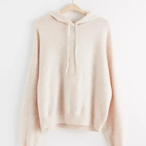 stickad  hoodie - Mysig beige hoodie med luva. Perfekt för kyliga dagar med sin mjuka och bekväma passform. Nypris 350kr 💋💋🥰 pris går att diskutera 