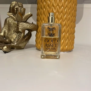 Gold asset for men  - Säljer en elegant Eau de Toilette från Ilvande, Gold Asset For Men. Flaskan är stilren och genomskinlig med en gyllene spraypump. Perfekt för den som vill ha en sofistikerad doft.