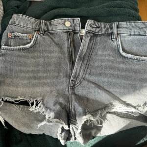 Shorts - Jätte snygga gråa shorts från Zara 