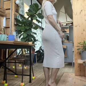 Klänning  - Vit beige klänning från monki i tjockt härligt material. Stretch och superskönt att ha på sig! Pris kan diskuteras! :)