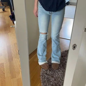 Bootcut jeans - Bootcut jeans med hål i endast använd 1 gång🤍 passar bra i längden på mig som är 167