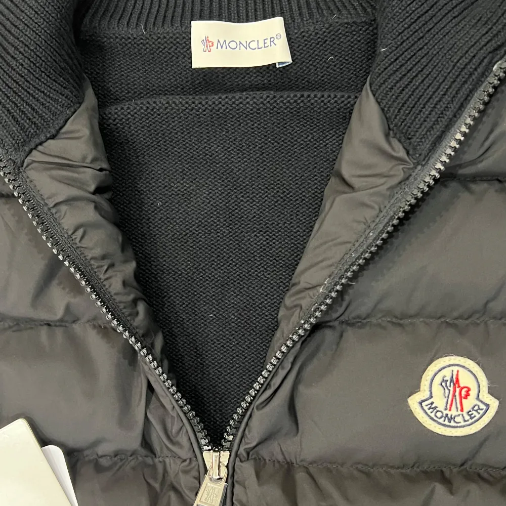 moncler cardigan i nyskick. Tillkommer med alla tillbehören som påse, tags, qr kod, nfc som fungerar perfekt! Hör gärna av dig för fler frågor☺️. Jackor.