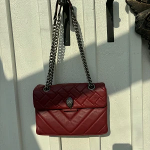 Kurt Geiger handväska - Använd slitage på ena kanten. Och på baksidan syns på bilderna .  