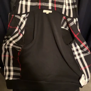 Burberry kofta - Inget fel med den ser ut som helt ny använt några gånger. skriv så kan vi diskutera om priset osv