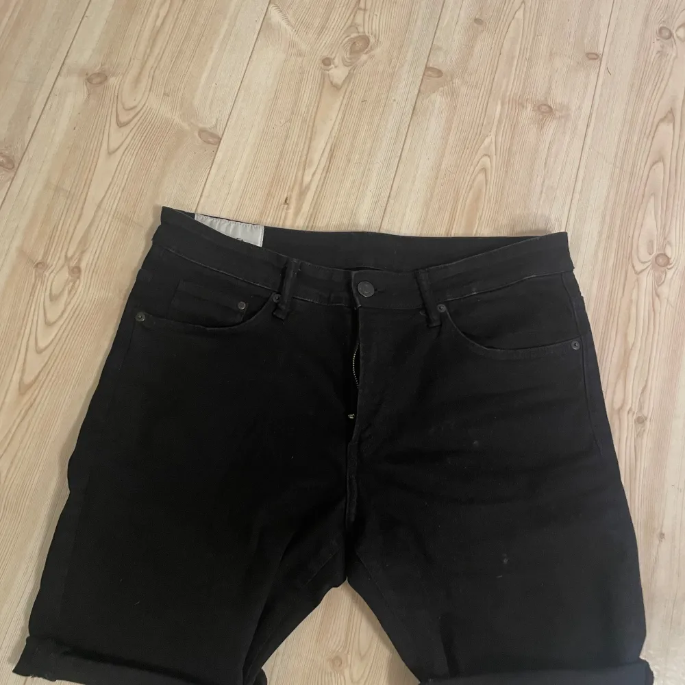 Hm shorts i storleken 34-32 väldigt fina. Var jeans från början men jag gjorde om dom.. Shorts.