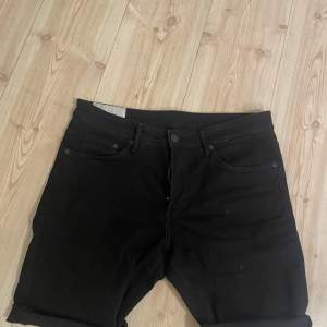 Hm shorts i storleken 34-32 väldigt fina. Var jeans från början men jag gjorde om dom.