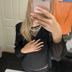 Spets blus 💕 - Jättefin spets blus från Kappahl ! Köpte för länge sedan så den finns inte att köpa längre, säljer då den har blivit förliten men superbra skick! Står 152 på storleken men känns som en XS