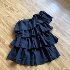 klänning  - Jätte fin svart volang klänning, aldrig använd med prislapp kvar❤️storlek 34 men den är ganska stor i storleken så sitter mer som än M