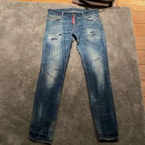 säljer ett par Dsquared2 jeans i mycket bra skick. Självklart äkta, kvitto finns. Priset är inte hugget i sten 🪨.