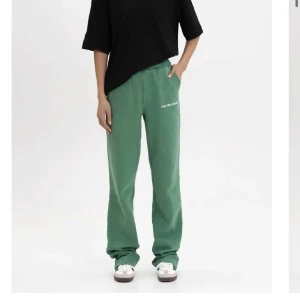 LXA Mjukisbyxor - Köpta från plick, säljer pga att de tyvärr inte passade mig. Nypris 690 kr. Fint skick!