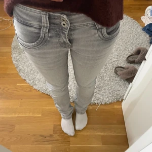 Pepe jeans  - Säljer mina jättefina Pepe jeans då de inte kommer till användning längre, inga defekter. Köpta för 1139 kr.