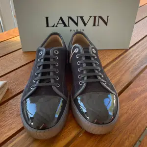 Hej! Säljer nu dessa sprillans nya lanvin skor. Skorna är aldrig använda, skick 10/10. Med skorna medföljer box och dustbag. Nypris 5299kr.