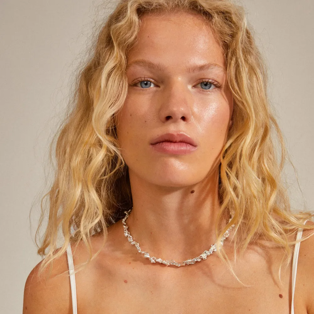 Silverpläterat halsband med handgjord känsla Exklusiv organisk design Längd 38 cm + 12 cm förlängningskedja Ditt nya favoritsmycke Tillverkat av 99% återvunnet material. Nypris är 549kr och det är helt oanvänt! Finns inga tecken på användning. . Asusteet.