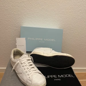 Philippe Model skor - Sneakers | Väldigt fint skick 9/10 |  Nypris 4000kr | Ingår: box, kort, dustbag | Spårbar frakt med instabox eller PostNord | Garanterad leverans senast dagen efter köp | Tveka ej på att höra av dig om  frågor!!📩