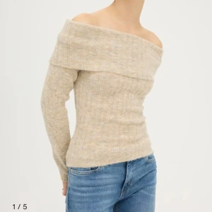 Stickad off shoulder tröja - Fin stickad tröja som ej har kommit till användning🤍