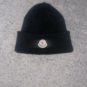 Monclear Mössa  - Säljer min Monclear mössa då jag ej använder längre, den är skit snygg och praktisk att ha nu till vintern. Pris går att diskuteras till en viss del 