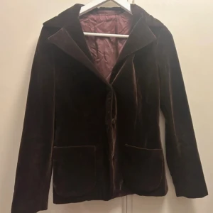 brun kavaj  - det är min mammas när hon var ung. Den är jätte fin. 