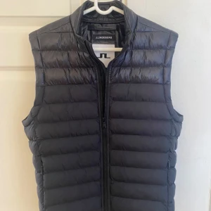 J.lindberg väst - Väldigt snygg j.lindberg väst perfekt till hösten. Västen är knappt använd och är därmed i väldigt bra skick. Storlek M