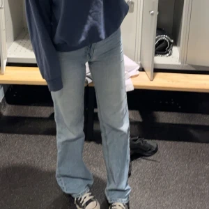 ljusblå jeans  - ljusblå hw jeans från h&m i storlek 34