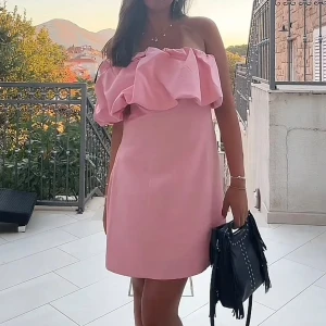 Volangklänning rosa h&m - Super snygg! Ny med prislapp kvar, passar storlek S också 🙌🏼🩷 (jag brukar själv bära xs/s) 