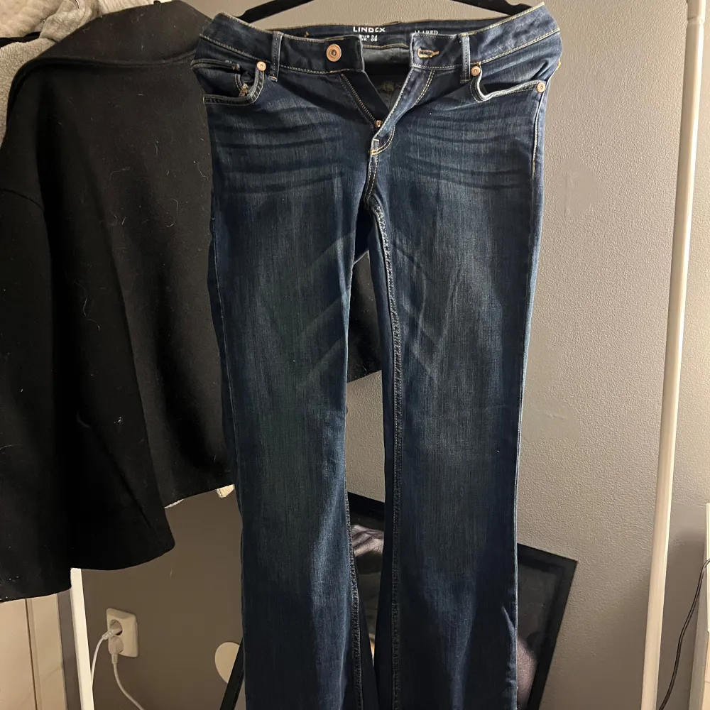 säljer dessa jeans dom snyggaste jag någonsin ägt men tyvärr för små😰! dom är as lågmidjade så gillar man det så rekommenderar jag dessa perfekta utsvängda allt är bara perfekt med dom! inga skador alls skriv vid frågor pris kan diskuteras.🔥 xs/s. Jeans & Byxor.