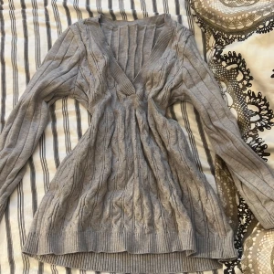 Vintage tröja  - Säljer en jätte fin vintage tröja som jag köpte i en second hand. Har använt den cirka 1-3 gånger och ger mig lite hollister elena gilbert vibbar! Står inte storleken men gissar på S-M kanske L tillomed. Man kan styla tröjan med en vit lace topp! 