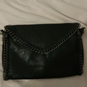 Jättefin italiensk väska - Äkta skinn från Italien, finns band till såklart!! Jättedyr att köpa ny