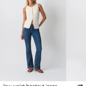 Bootcut jeans - Jättefina mörkblåa low bootcut jeans endast använd ett fåtal gånger därav mycket fint skick💗