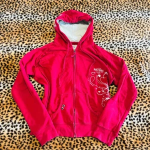 2000s mcbling hard rock zip up - ✰*฿✩‧₊˚ läs gärna köpvillkoren innan köp  ✰ zip up från hard rock cafe, storlek M ✰ sparsamt använt second hand plagg, gott skick ✰ skriv vid frågor💋 