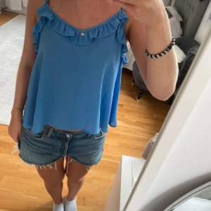 Blått linne  - Jättefint blått linne från bikbok som är i jättebra och fint skick. Nästan aldrig använd!  Hör av er om de är något ni undrar. ❤️