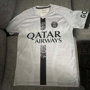 Psg Tröja - 8/10 skick, köpt några månader sen inga fläck eller sånt. Om ni har några frågor kring priset eller tröjan det bara fråga. Priset går och diskutera vid snabb affär