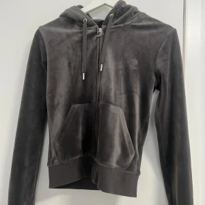Juciy Couture set - Mörkgrå juicy couture set, byxorna är storlek XXS och koftan XS, precis som ny.