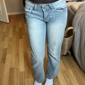 Lowrise jeans  - Snygga jeans i storlek 146, OBS bilden är tagen på tjej som är 160cm så ser ni hur dom passar på den längden🥰  Väldigt bra skick