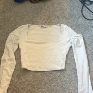 Zara tröja  - En kort Zara trjöja använd några gånger men inget synligt 🩷